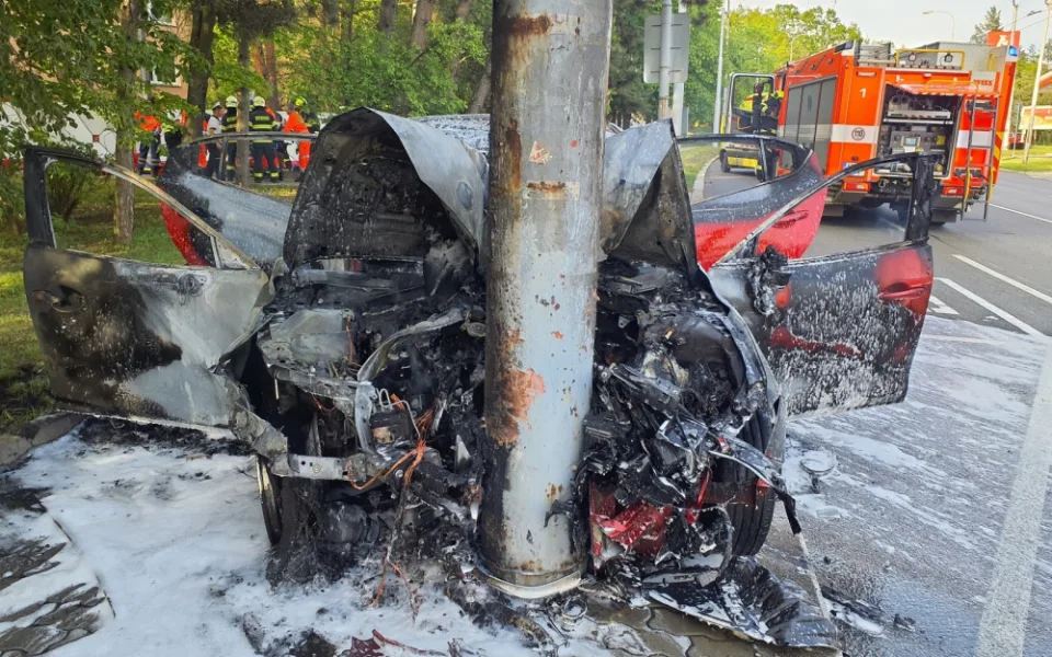 Na křižovatce v Brně vzplanulo auto. Zraněné zachránili z hořícího vozu kolemjdoucí