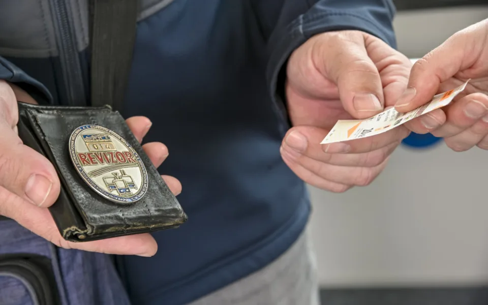 Po Brně chodí více revizorů. Cestujícím dávají mastnější pokuty
