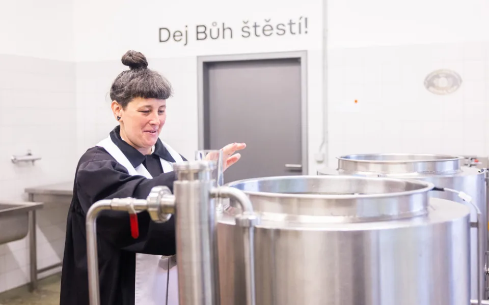 Farářka Církve československé husitské Sandra Silná žehná pivovaru Johann