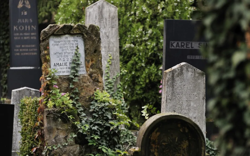 Brňané si na židovském hřbitově připomněli oběti holokaustu. Pietní setkání navštívil i premiér Fiala