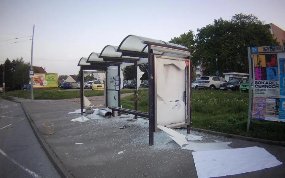 Muž v Brně dokázal zdemolovat zastávku, přepůlit betonový koš a lehnout si na břicho