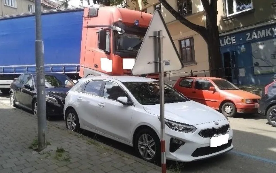 Kamioňák v Brně projížděl úzkou uličkou. Zasekl se mezi auty a urval jim zrcátka