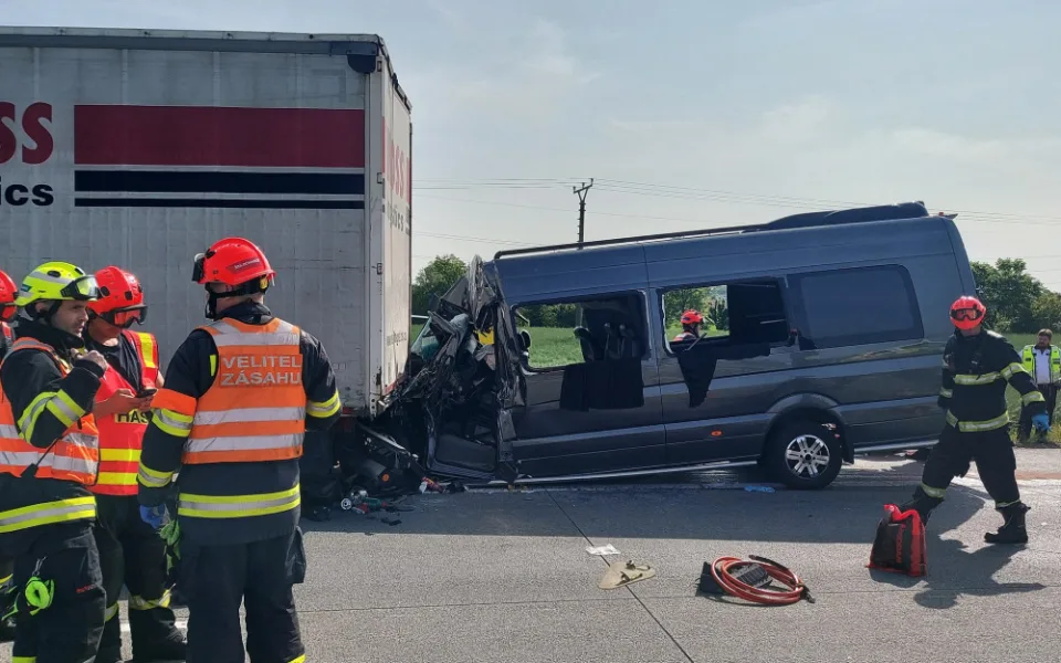 Dodávka na D2 v Brně narazila do kamionu. Pět lidí je těžce zraněných