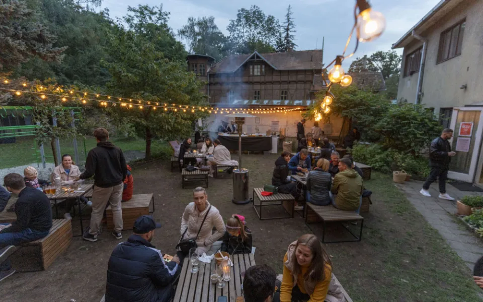 Začínali na statku se čtyřmi pytli kávy. qb coffee roasters slaví 10 let, buďte u toho s nimi