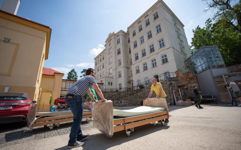 Jižní Morava poslala na Ukrajinu polohovatelné postele. Byly na vyřazení