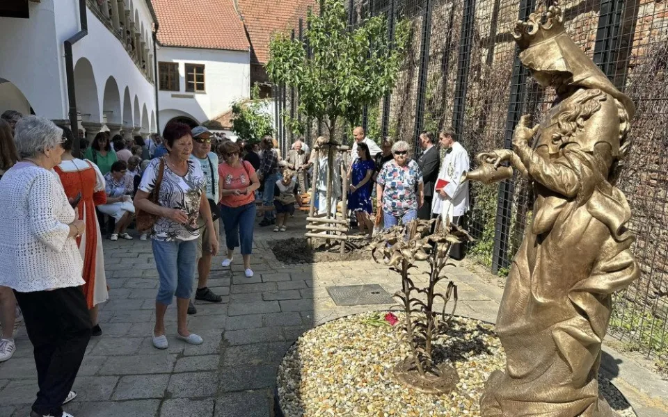 Hustopeče mají fontánu se sochou české královny, která věnovala město mnichům z Brna