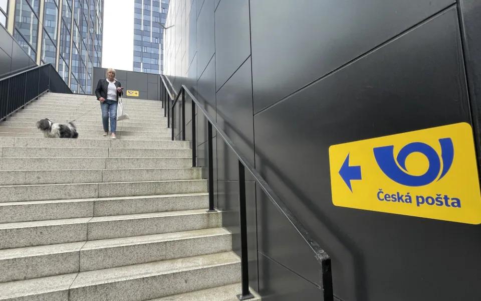 Brno má novou moderní poštu. Je daleko od MHD a lidé si pro balíky chodí po schodech