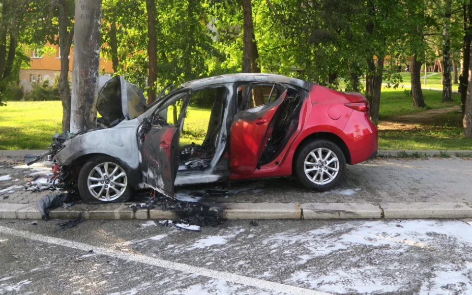 Auto v Brně narazilo do sloupu a začalo hořet. Spolujezdce oživovali kolemjdoucí strážníci