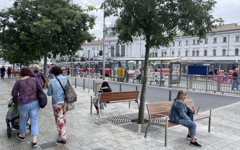 V Brně zatraktivnili nádraží. Město omezilo dopravu a lidé odpočívají na nových lavičkách