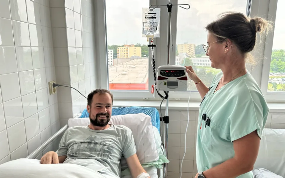 Pacient dostává biologickou léčbu