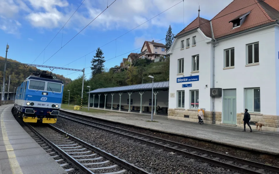 Před Brnem stojí vlaky kvůli muži, který zemřel v kolejišti
