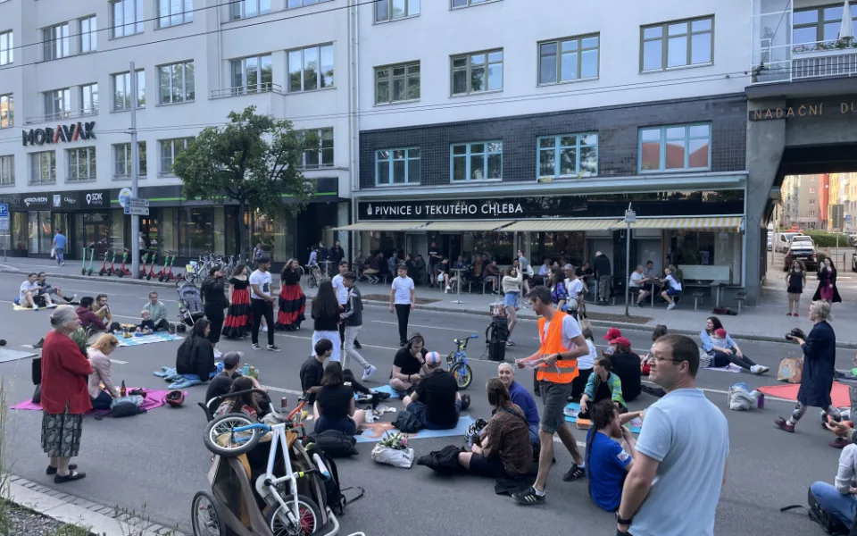 Rušnou silnici v centru Brna obsadili aktivisté. Povalovali se na vozovce a svačili
