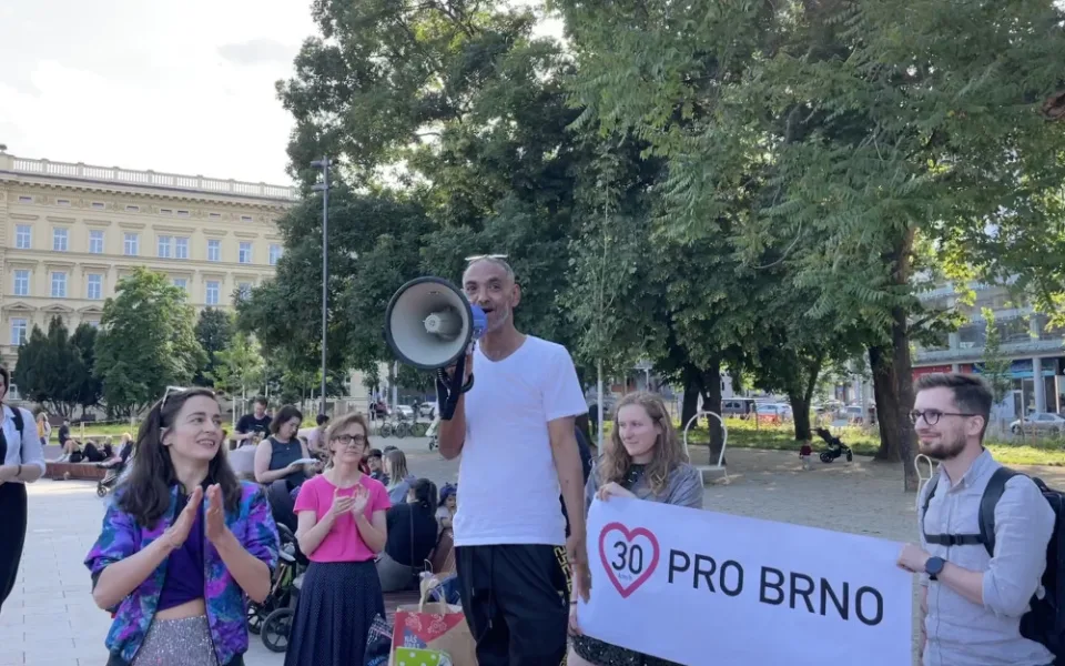 Snížit v Brně rychlost z padesátky na třicítku? Zastupitelé nápad aktivistů nezatracují