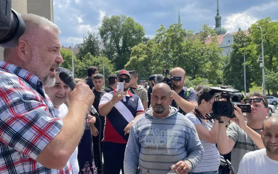 V centru Brna demonstrovali Romové. Volali po potrestání útočníka i demisi vlády