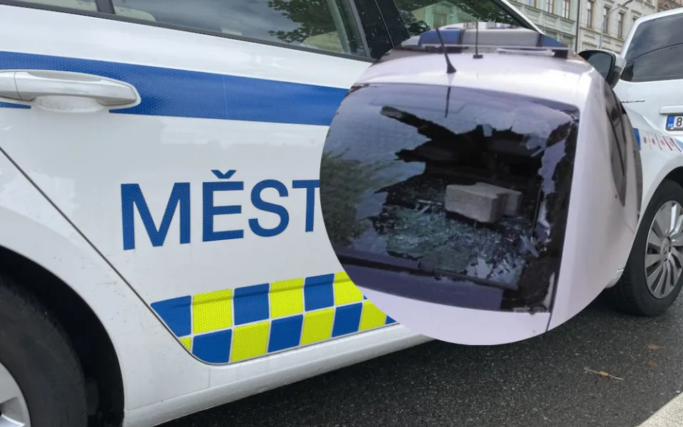 Muž z Brna hodil dlažební kostku do policejního auta, strážníkům nedokázal říct proč