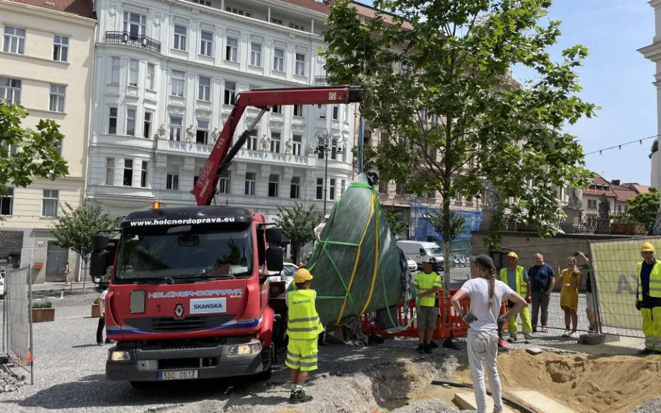 Brno se dočkalo. Před radnici přijely mlžící kužely, které ozvláštní náměstí