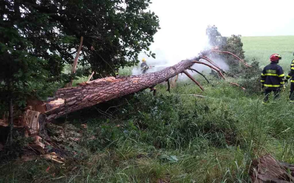 Bouřka zastavila vlaky na obou tratích mezi Brnem a Prahou. Tisíce lidí jsou bez proudu