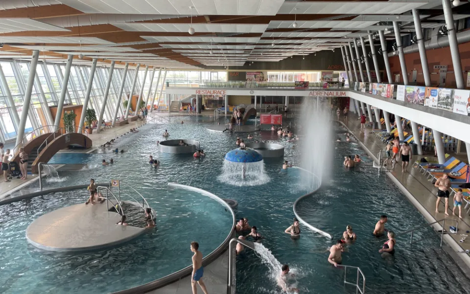 Největší akvapark postavil dětské tobogány a chystá nový hotel i parkovací dům
