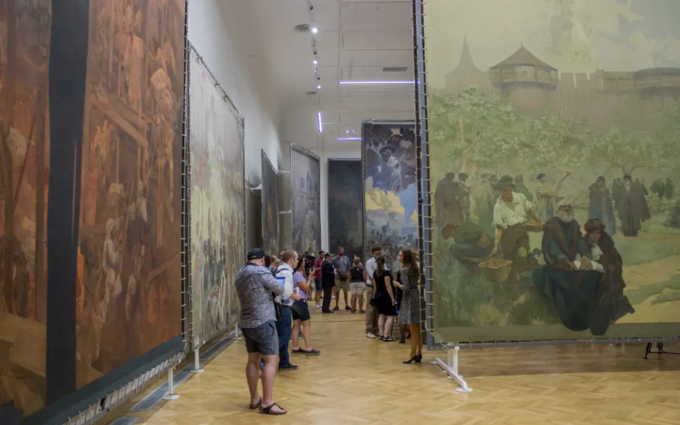 Moravský Krumlov jásá. Muchova epopej zůstane ve městě mnohem déle