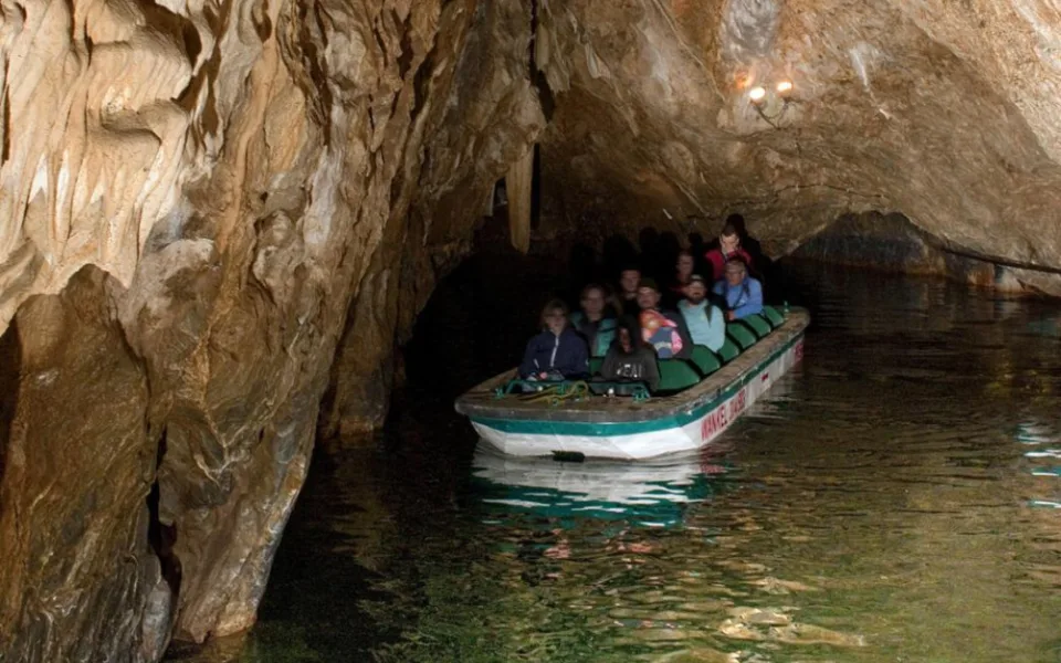 Punkevní jeskyně slaví výročí. Turisté je na člunech objevují už devadesát let