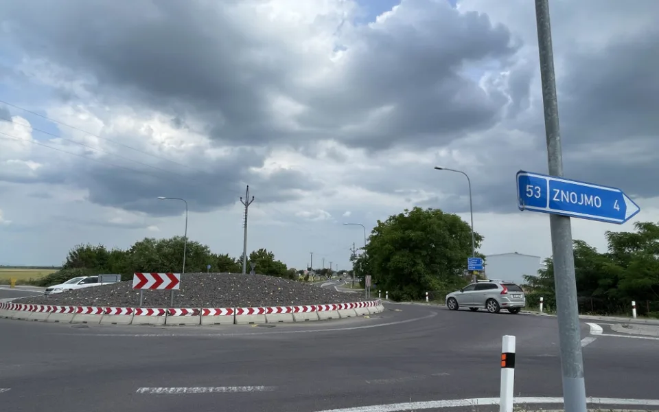 Řidiči jezdí mezi Brnem a Znojmem bez omezení. Silničáři po roce opravili silnici