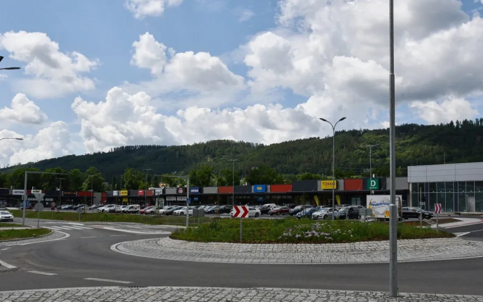 Blansko slaví otevření velkého obchoďáku i s kruháčem. Konec cest do Brna, těší místní