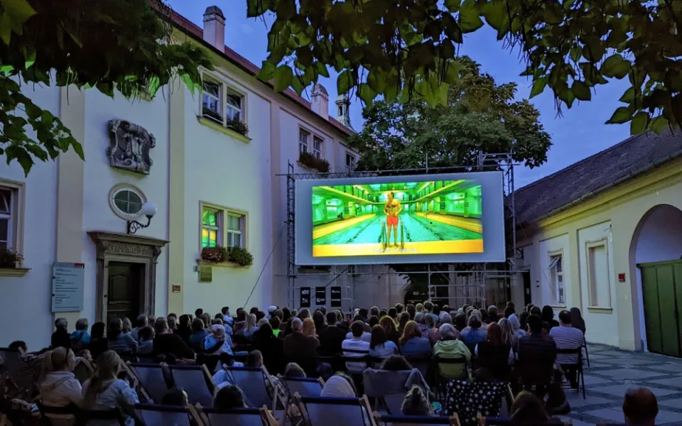 Na radnici v Brně odstartuje letní kino. Promítne filmy pro děti i skejťáky