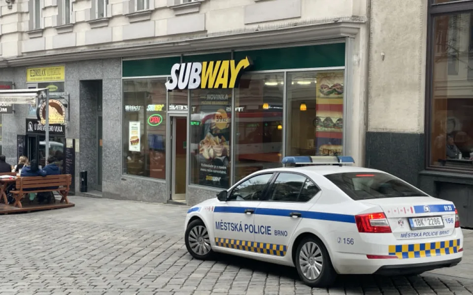 Muž z Brna nezvládl odmítnutí přítelkyně. Skočil na auto, kterým odjížděla z baru