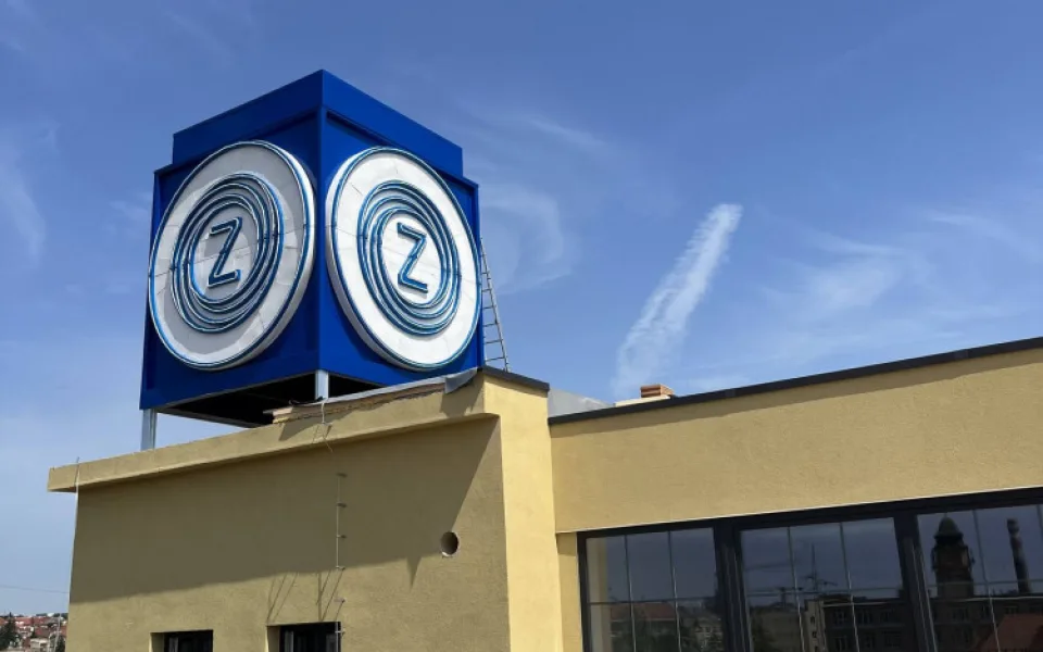V Brně opravili symbol Zbrojovky. Modrá kostka rozsvítí bývalé ředitelství