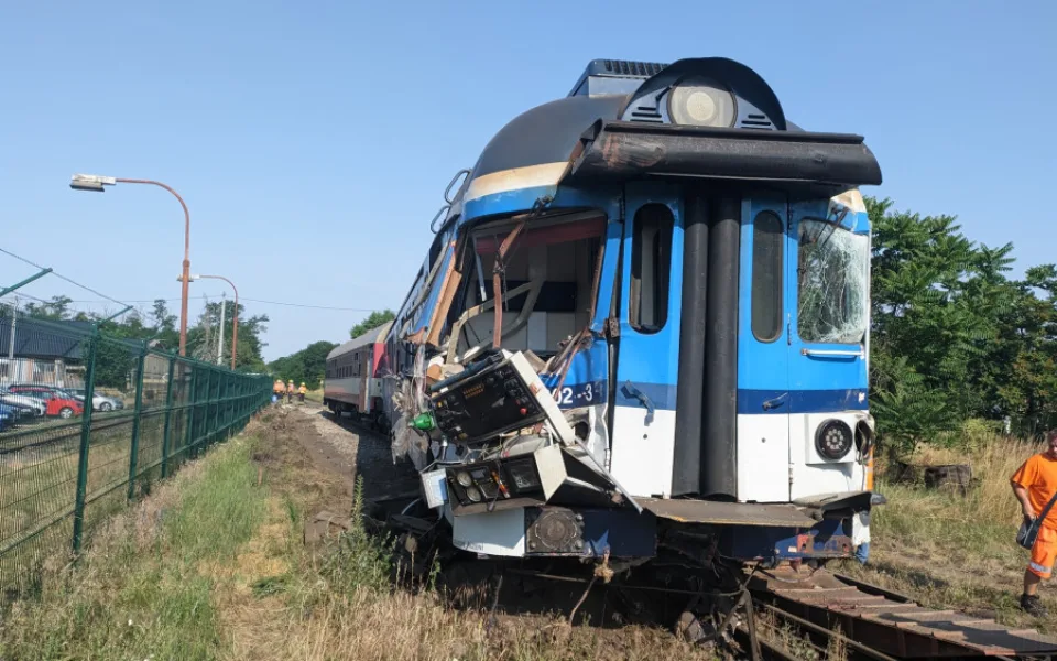 Na Znojemsku vykolejil vlak po nárazu s náklaďákem. Škody jdou do milionů korun