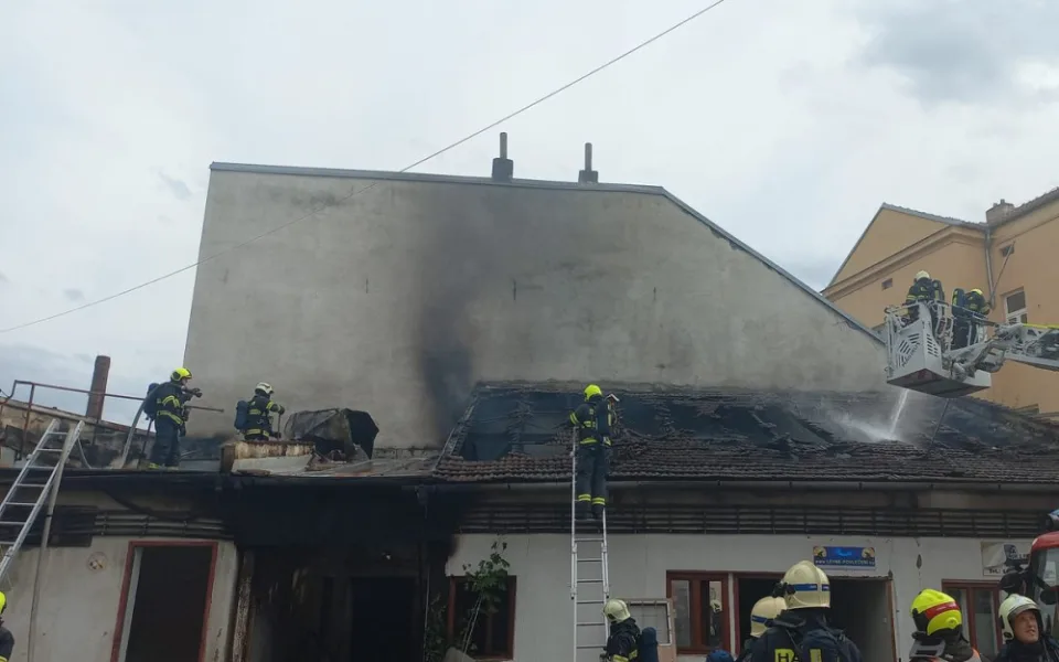 Při požáru v Brně se zranilo šest lidí. V nemocnici skončili i dva policisté