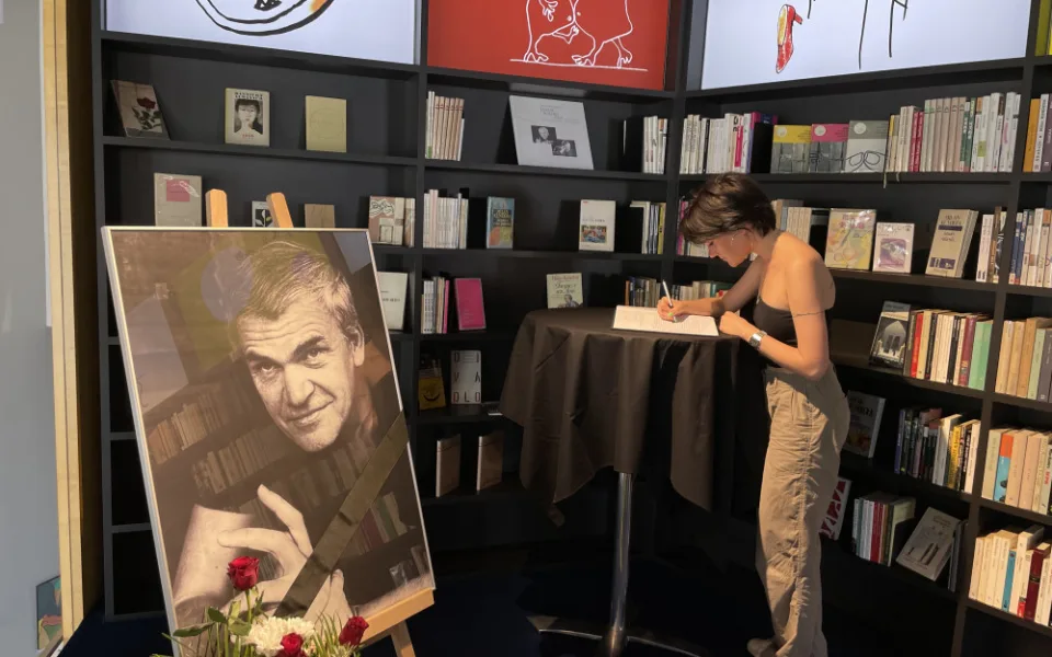 Milane, děkujeme. V Brně lidé vzpomínají na rodáka Kunderu