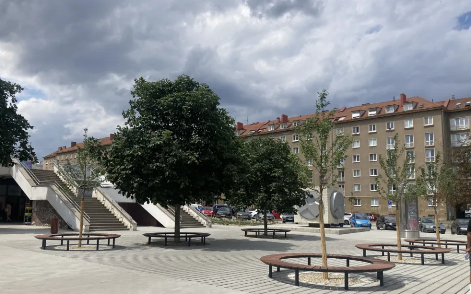 Brno upravilo nároží Šumavské a Kounicovy. U křižovatky si lidé odpočinou