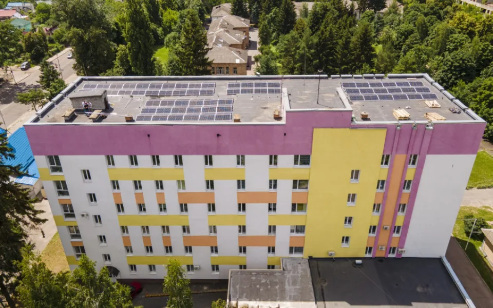 Aktivisté z Brna pomohli ukrajinské nemocnici. Na střechu postavili solární elektrárnu
