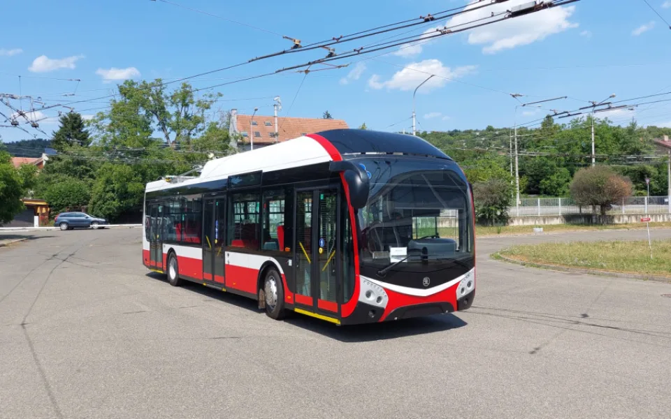 Brno má nové trolejbusy s klimatizací. Část trasy ujedou i na baterie