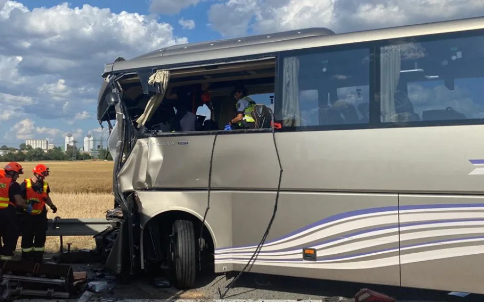 Při srážce dvou autobusů na dálnici u Brna se zranily desítky lidí. Jeden řidič zemřel