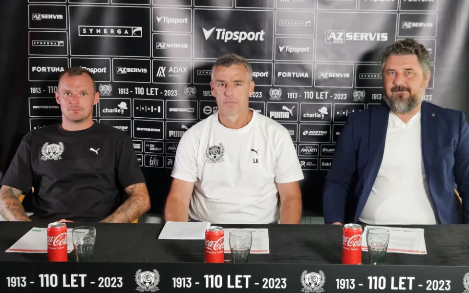 Kapitán Jakub Řezníček, trenér Luděk Klusáček a sportovní manažer Zdeněk Psotka