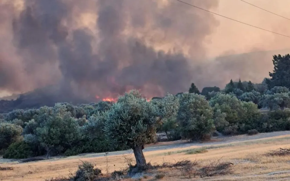 Vdechování škodlivin při požáru na Rhodu krátkodobě nevadí, tvrdí odborník z Brna