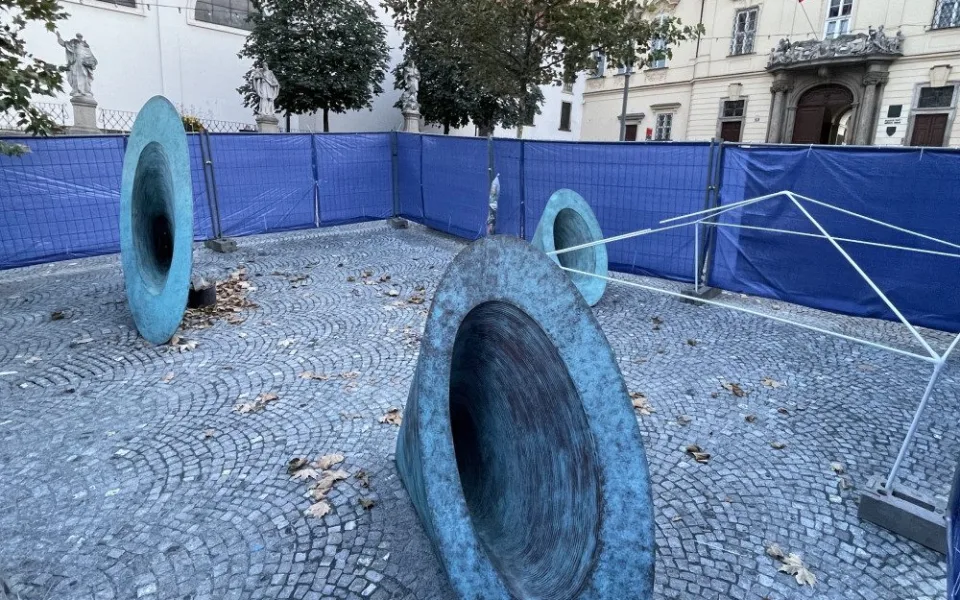 V Brně nainstalovali před radnici zelené kužely, které na náměstí vydrží padesát let