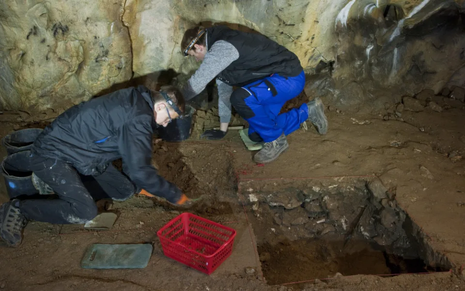 Archeology v Moravském krasu trápí záhadná destička. Neví, ze kdy pochází