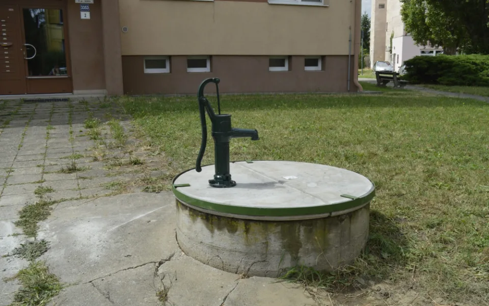 V Hodoníně opravují městské studny. Místní z pump čerpají vodu k zalívání