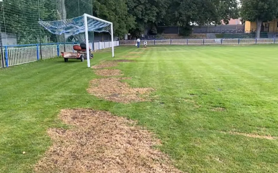 Dáme pět tisíc za dopadení dacana, který nám zničil hřiště, zuří fotbalisté v Břeclavi