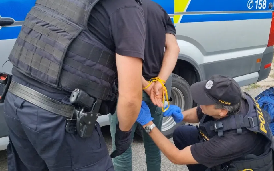 Policistům z Moravy ujížděl převaděč migrantů. Hledáme svědky, hlásí hlídka