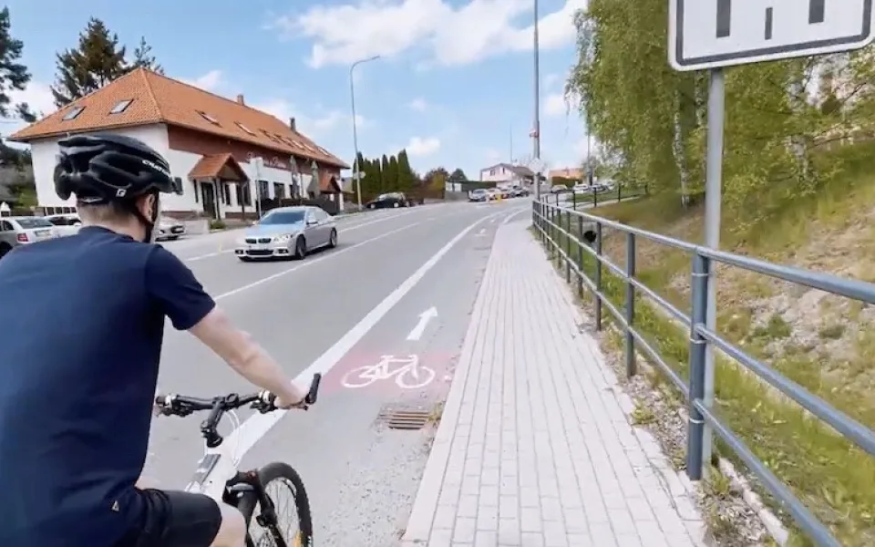 Veřejnost často netuší, jak se liší vyhrazené jízdní pruhy pro cyklisty. Změnit by to mohla výuka cyklistické infrastruktury v autoškolách