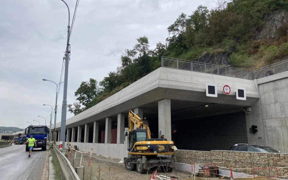 Silničáři v Brně se chlubí novým tunelem. Pustili do něj první řidiče