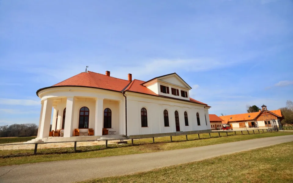 U Břeclavi opravili starý lovecký zámeček. V památce přespí cyklisté