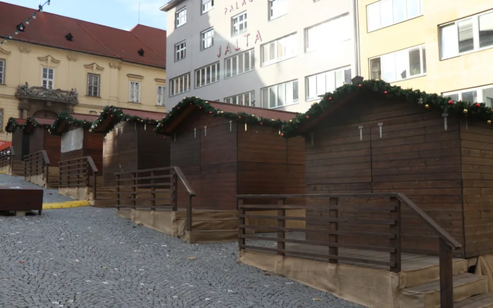 Před radnicí v Brně letos ubyde adventních stánkařů. Vystrnadily je mlžící kužely