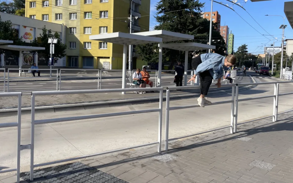 Konec nebezpečného přeskakování. V Brně po půl roce udělali díru v zábradlí