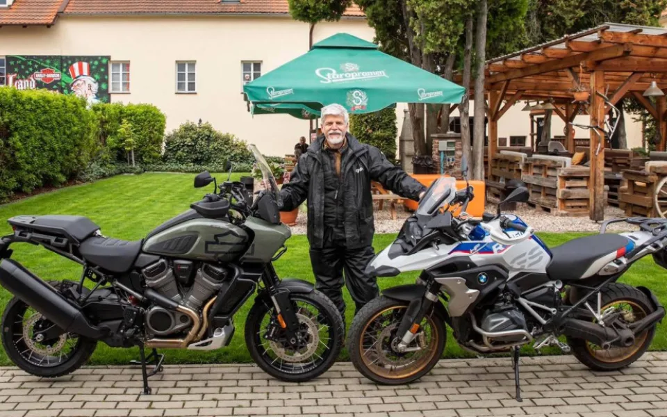 Prezident Pavel se proháněl na motorce bez helmy. Byla to hloupost, kaje se