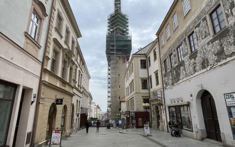 Ve Znojmě nestíhají s opravou věže. Hodně prší, zdůvodňují dělníci